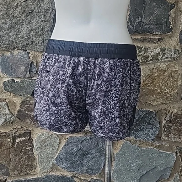 Lululemon  Rare Hotty Hot II 2.5” Size 6 - Picture 4 of 8